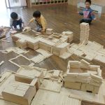 屋内でみんなで協力して 自然素材 木