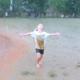雨を全身で感じる 自然素材 水